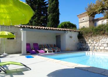 Piscine Plein Sud,  à partager : 10 m x 5 m. Profondeur 1,20 côté Abri (Ouest) et 1,60 m à l'opposé   (côté Est), le fond descend en pente douce.