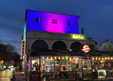 Vue sur la bâtisse en soirée