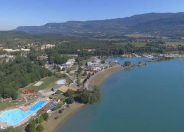 Vue aérienne de la base de loisirs située sur le passage de ViaRhôna