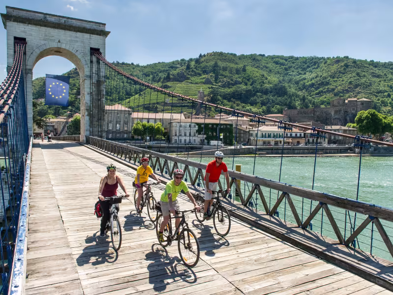 Cyclistes sur la passerelle Marc Seguin à Tournon-sur-Rhône/Tain-L'Hermitage