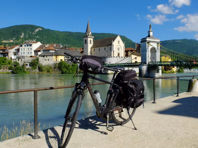 A vélo devant la pont vierge noire à Seyssel
