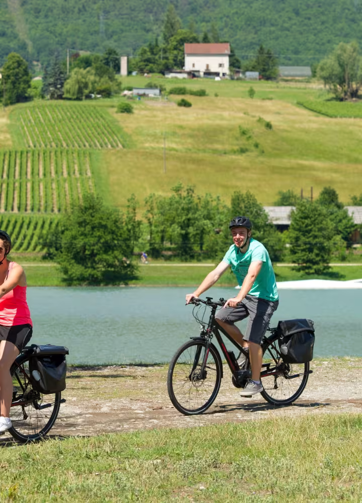 Cyclistes sur piste cyclable à Seyssel - ViaRhôna