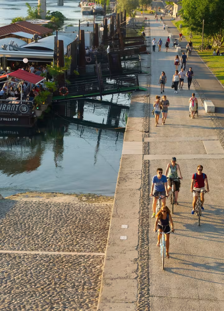 Piste cyclable à côté du Rhône et des bateaux à Lyon 