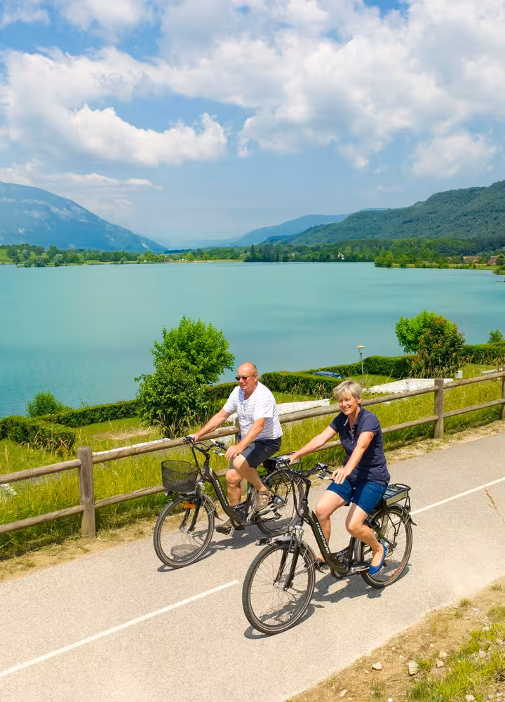 Piste cyclable le long du Lac Culoz près de Belley sur la ViaRhôna