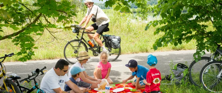 Pique-nique en famille à Belley sur la ViaRhôna