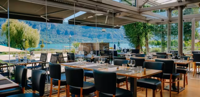 Salle principale avec vu lac