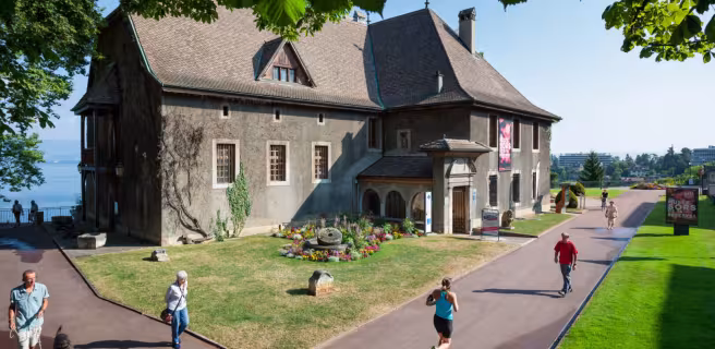 Vue de l'office de tourisme de Thonon de l'extérieur en été
