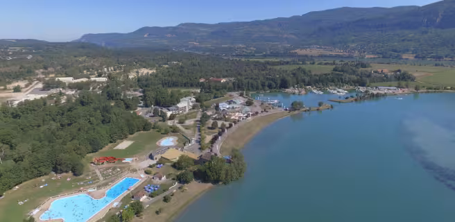 Vue aérienne de la base de loisirs située sur le passage de ViaRhôna