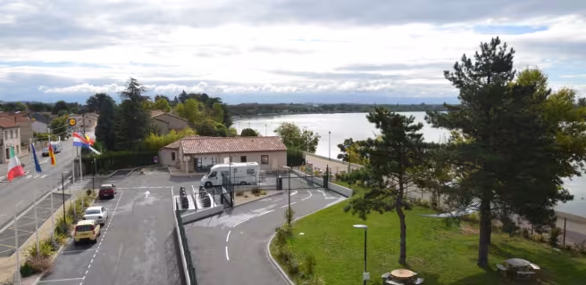 Aire de camping-cars - Camping les Lucs