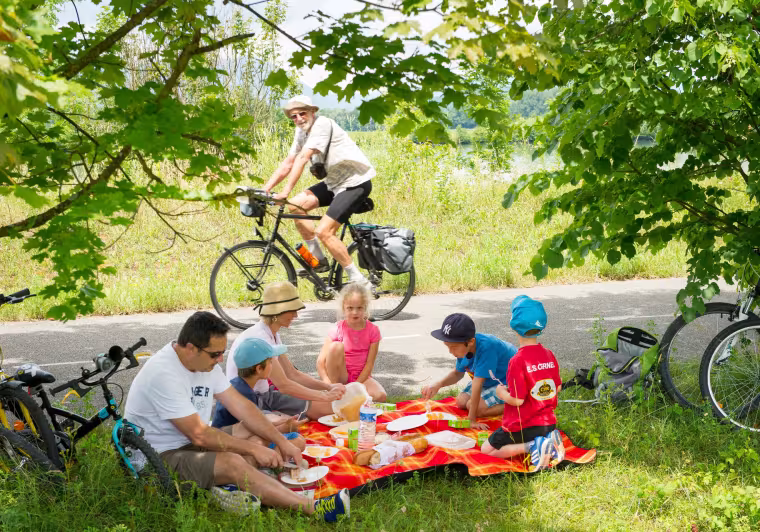 Pique-nique en famille à Belley sur la ViaRhôna
