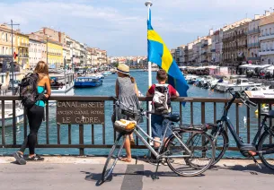 Cyclists facing the Sète canal