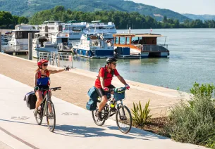 Cyclists along the bank of the Rhône river