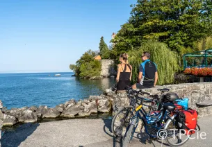 Cyclists taking a break in front of Lake Geneva