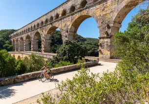 Cyclists in front of the Pont du Gard