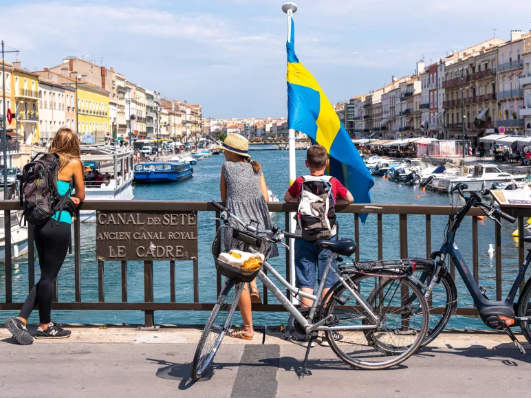 Cyclists facing the Sète canal