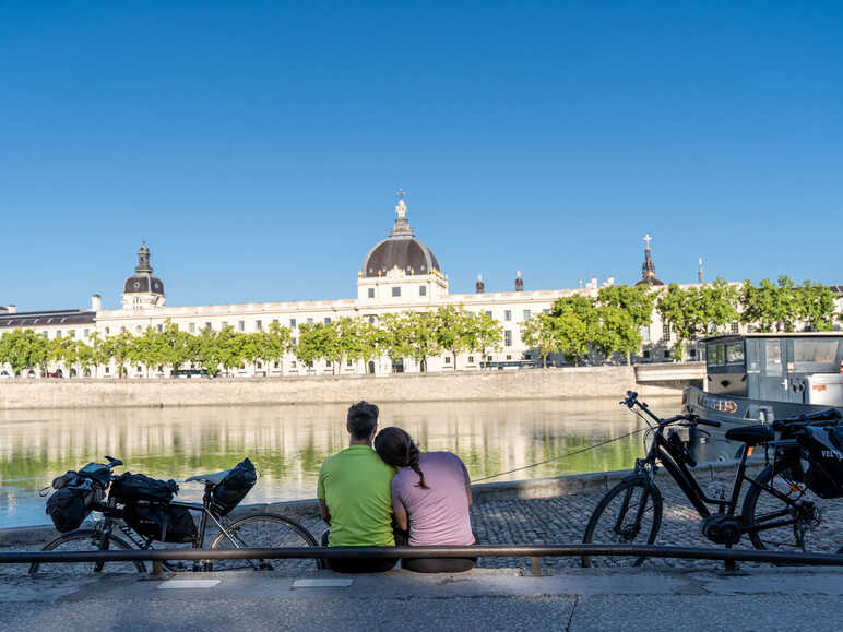 Cyclists in front of the Grand Hôtel-Dieu in Lyon