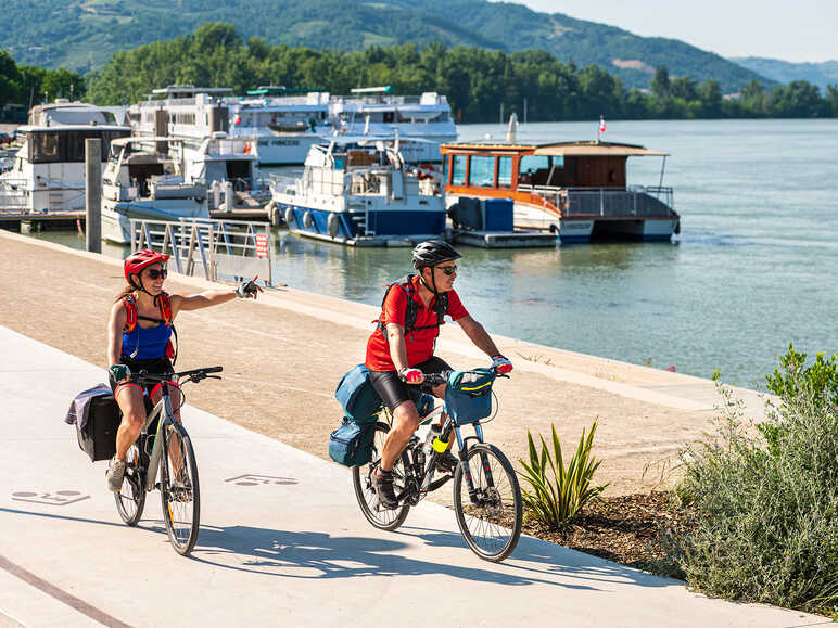 Cyclists along the bank of the Rhône river