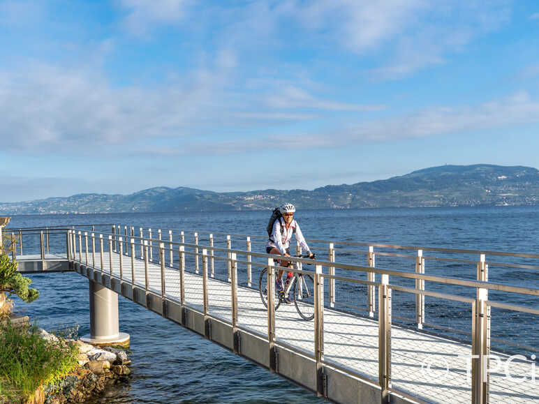 Cyclist along the Geneva lake 