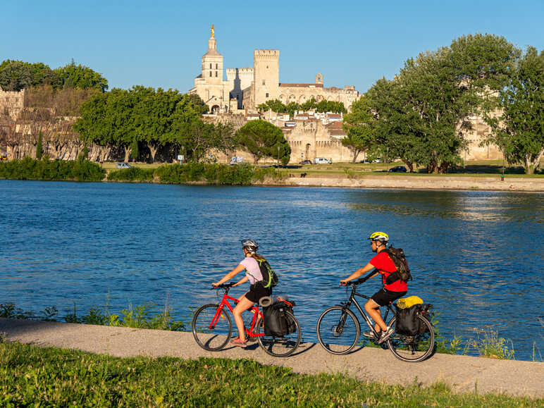 Cyclists along the Rhône in front of Arles