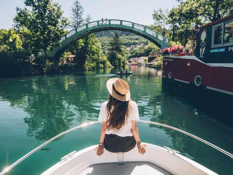 By boat on the Savières canal 