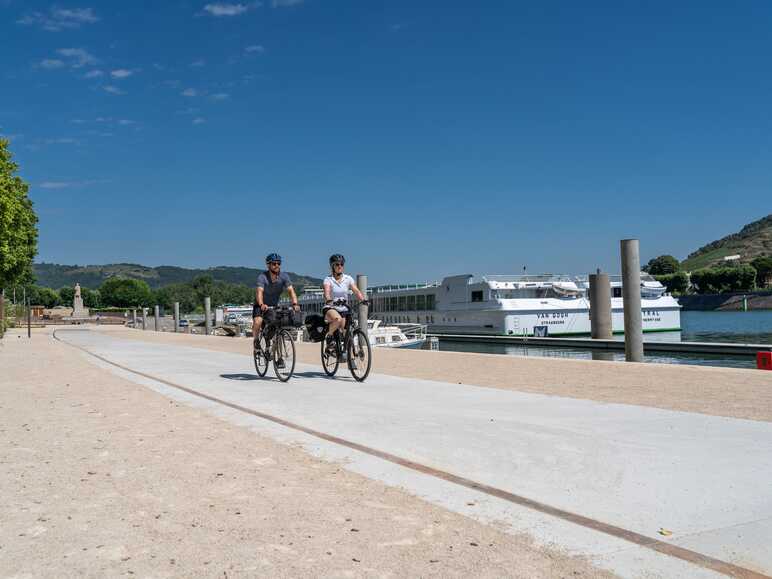 Cyclists in Tournon-sur-Rhône
