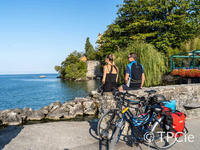 Cyclists taking a break in front of Lake Geneva