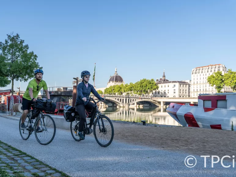 Cyclistes sur les berges du Rhône