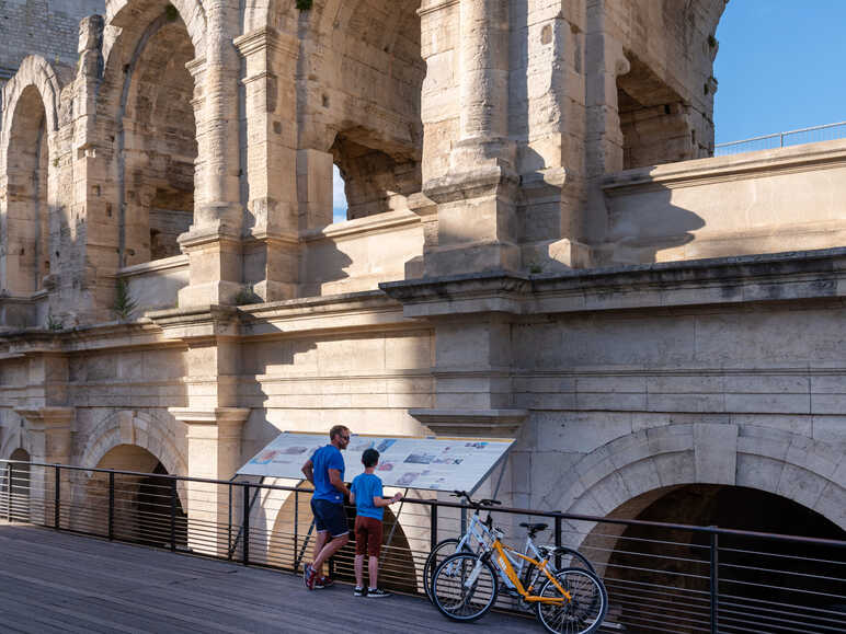 Cyclists in front of the Arles amphitheatre