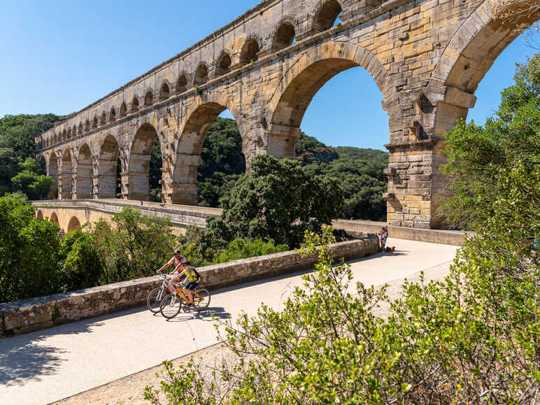 Cyclists in front of the Pont du Gard